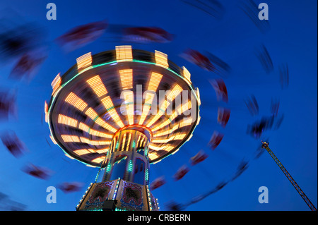 Scène de nuit, président-O-planes ou swing, Carrousel Cannstatter Volksfest, Wasen, Festival de la bière de Stuttgart, Stuttgart Bad Cannstatt, Banque D'Images