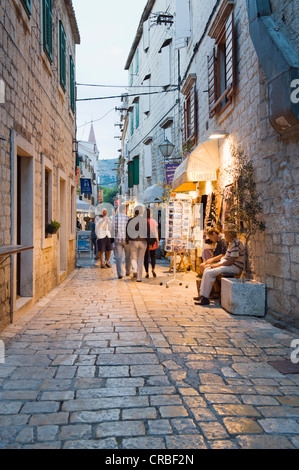 Boutiques dans la soirée, ruelle de la vieille ville, Trogir, en Dalmatie, Croatie, Europe Banque D'Images