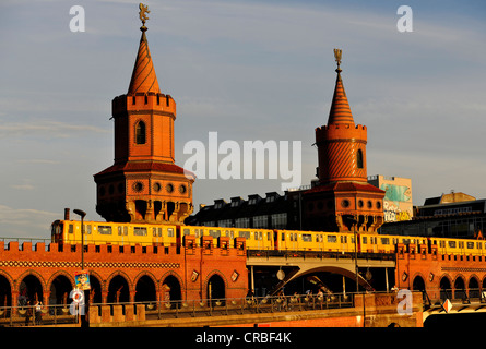 Métro, le U-Bahn, U1 sur Oberbaumbruecke pont sur la rivière Spree, au crépuscule, en quarts, Berlin Friedrichshain-Kreuzberg Banque D'Images