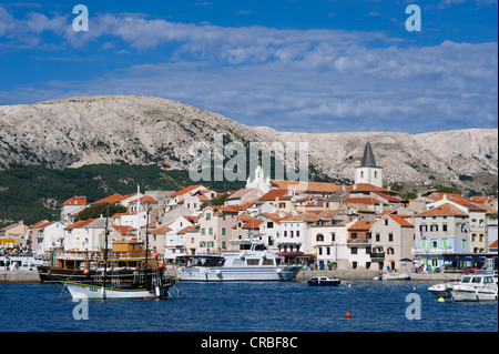 Bateaux dans le port de Baska, île de Krk, golfe de Kvarner, Croatie, Europe Banque D'Images