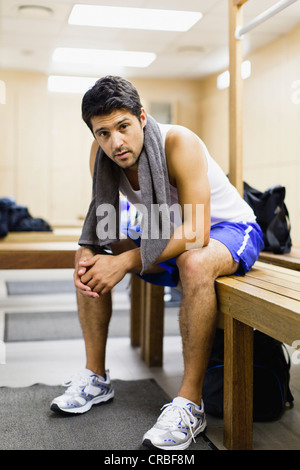 L'homme repose sur banc vestiaire Banque D'Images