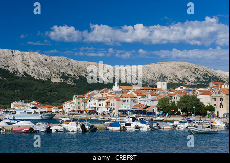 Bateaux dans le port de Baska, île de Krk, golfe de Kvarner, Croatie, Europe Banque D'Images