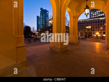 Vue de l'Alte Oper de Francfort, l'ancien opéra, au siège de la Deutsche Bank, Frankfurt am Main, Hesse, Germany, Europe Banque D'Images