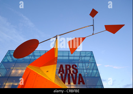 Sculpture 'crinkly avec disque rouge' d'Alexander Calder, en face de Neues Kunstmuseum am Schlosspark, nouveau musée d'art Banque D'Images