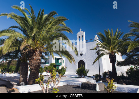 L'église et de palmiers, UGA, Lanzarote, Canary Islands, Spain, Europe Banque D'Images