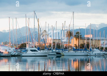 Bateaux dans le port de plaisance, Viareggio, Toscane, Italie, Europe Banque D'Images