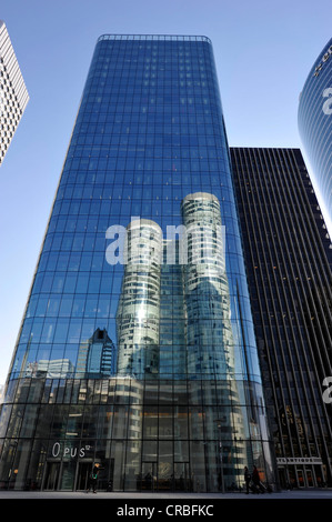 Skyscraper Cœur Défense reflète dans la façade en verre de l'Opus 12, bâtiment de tour sur la gauche, la droite, le FED Initiale Banque D'Images