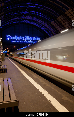 Intercity-Express, laissant le train ICE, la gare principale, Frankfurt am Main, Hesse, Germany, Europe Banque D'Images