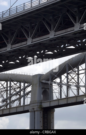 Les ponts routiers et ferroviaires Tamar Banque D'Images