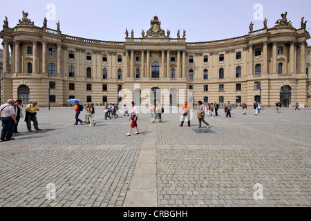 Les touristes, Faculté de droit de l'université Humboldt Universität, ancienne Bibliothèque royale, de la place Bebelplatz, Unter den Linden Banque D'Images