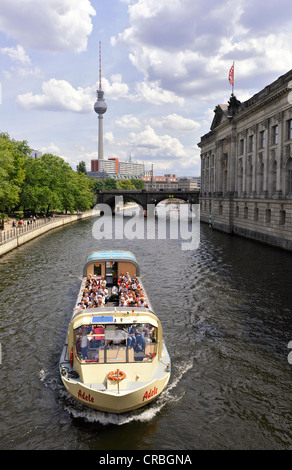 Bode-Museum, TV Tower, bateaux de touristes, l'île de Museumsinsel, UNESCO World Heritage Site, Mitte, Berlin Banque D'Images