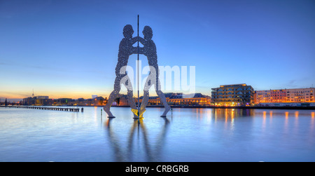 L'homme molécule, un 30m de haut, œuvre monumentale d'art par le sculpteur Jonathan Borofsky, en face de l'East Side Gallery Banque D'Images