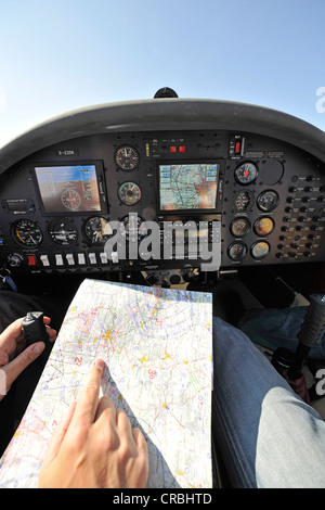 Orientation de la carte et de vol aux instruments, glass cockpit aviation légère, D-ESOA Aquila A210 À01 Banque D'Images