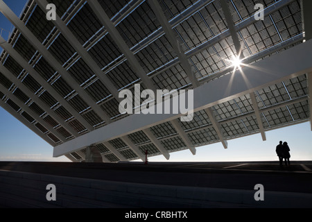 Grand panneau solaire à Barcelona Forum recreation park. Couple à la recherche à l'horizon. Banque D'Images