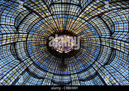 Dôme en verre art nouveau avec des vitraux, grand magasin Le Printemps, Paris, France, Europe Banque D'Images