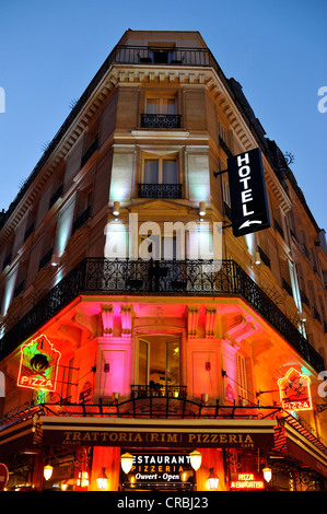 Photo de nuit, l'hôtel, pizzeria, café, Cité Michel, Paris, France, Europe Banque D'Images