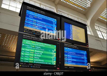 Panneau d'affichage en allemand et en français, du bâtiment de la Gare de l'Est, Paris, France, Europe Banque D'Images