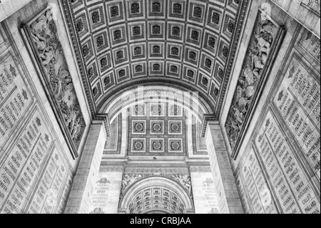 Noir et blanc, voir de reliefs avec des noms et des inscriptions, l'Arc de Triomphe, Arc de triomphe vu du point de vue d'une grenouille Banque D'Images