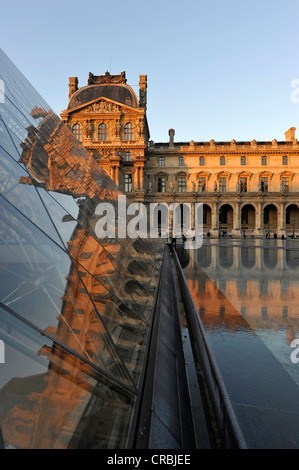 Pavilion Richelieu, pyramide de verre entrée en face, Palais du Louvre ou le musée du palais du Louvre, Paris, France, Europe Banque D'Images