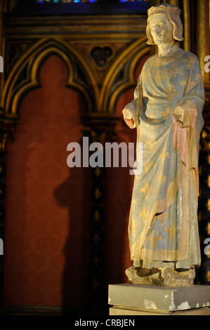 Chœur, autel avec statue de Louis IX, chapelle ou chapelle basse, la Sainte-Chapelle du palais, ancienne chapelle de l'Île de la Cité Banque D'Images