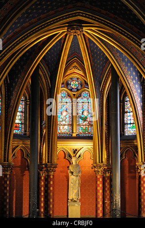 Chœur, autel avec statue de Louis IX, chapelle ou chapelle basse, la Sainte-Chapelle du palais, ancienne chapelle de l'Île de la Cité Banque D'Images