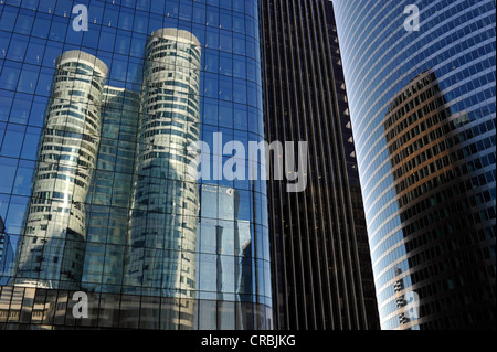 Gratte-ciel, Coeur Défense tour reflété dans la façade en verre de l'Opus 12, juste d' EDF, la tour de la Défense, Paris Banque D'Images