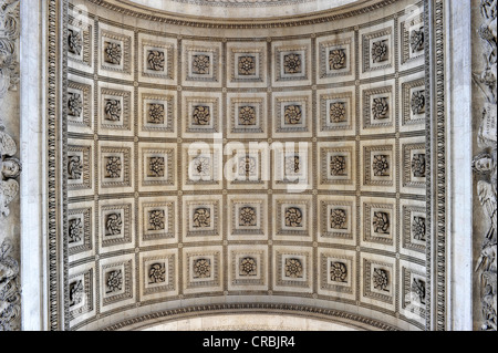 Vue perspective de la grenouille de reliefs muraux avec des noms et des inscriptions, l'Arc de Triomphe, Place Charles-de-Gaulle, axe historique Banque D'Images