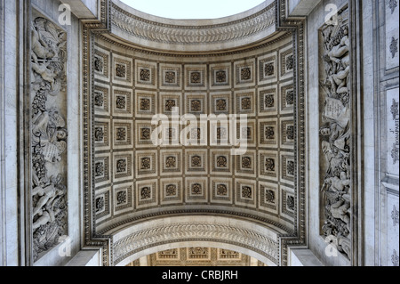 Vue perspective de la grenouille de reliefs muraux avec des noms et des inscriptions, l'Arc de Triomphe, Place Charles-de-Gaulle, axe historique Banque D'Images