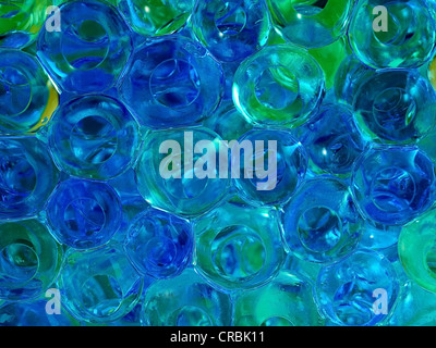 Bleu translucide et perles de verre jaune Banque D'Images