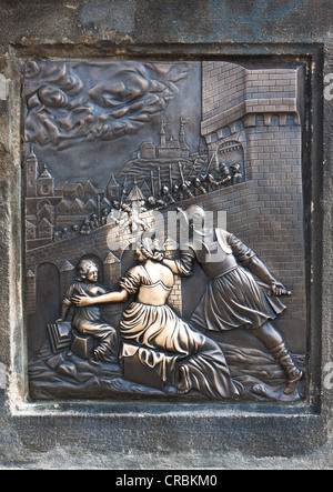 Relief en bronze, capturant le pont, sur la statue de saint Jean Népomucène, le Pont Charles, Prague, République Tchèque, Europe Banque D'Images