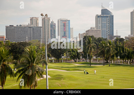 Golf dans le centre-ville avec l'horizon de Manille, Philippines, Asie Banque D'Images