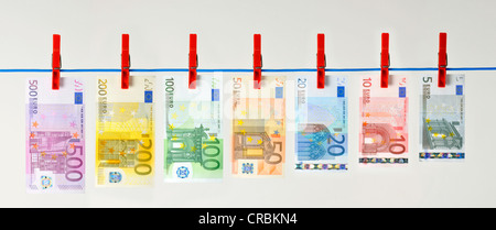 Ligne de billets accrochés sur une corde à linge, image symbolique pour le blanchiment d'argent illégal, Banque D'Images