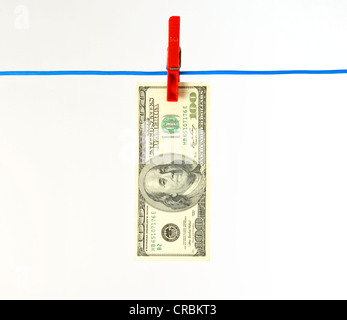 Billets de banque en dollars américains sur une corde, image symbolique pour le blanchiment d'argent sale, Banque D'Images