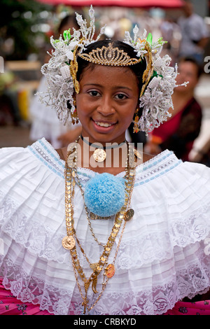 Un groupe de danseurs folkloriques portant un costume traditionnel, avec une coiffe, Panama, Panama, Amérique Centrale Banque D'Images