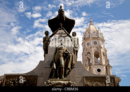 Monument à Simon Bolivar et le clocher de l'église San Francisco church dans la vieille ville, Casco Viejo, Panama City Banque D'Images