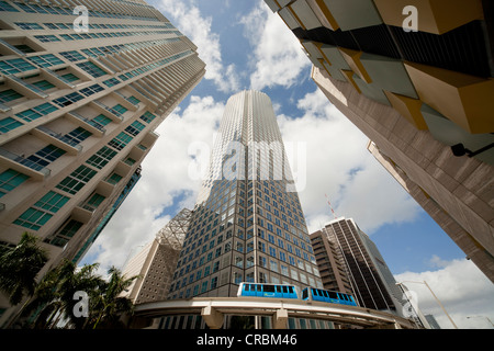 Gratte-ciel et le train gratuit, le centre-ville de Miami Metromover, Florida, USA Banque D'Images