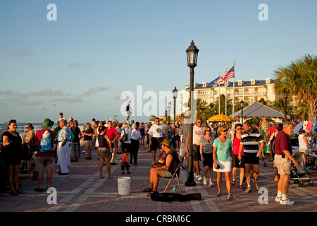 Artiste de rue et les piétons sur Mallory Square à Key West, Florida Keys, Floride, USA Banque D'Images