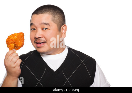 Portrait d'un homme affamé holding fried chicken Banque D'Images