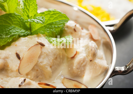 Close-up de poulet korma curry, un curry doux et crémeux, à la cardamome, des amandes et de feuilles de menthe. Banque D'Images