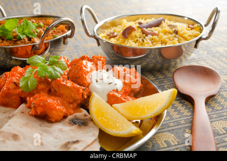 Une sélection de plats indiens, y compris le poulet tikka masala avec chapati, riz pilaf et keema matar (viande hachée avec pois). Banque D'Images