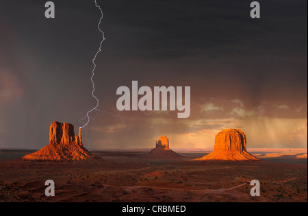 La foudre pendant un orage dans la lumière du soir, composite, avec West Mitten Butte mesas, East Mitten Butte Banque D'Images