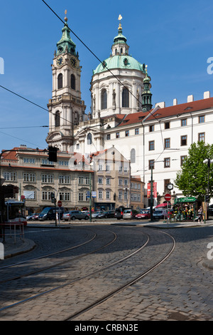 Tour et dôme de l'église baroque de saint Nicolas par Kristof et Ignaz Dientzenhofer, Prague, République Tchèque, Europe Banque D'Images