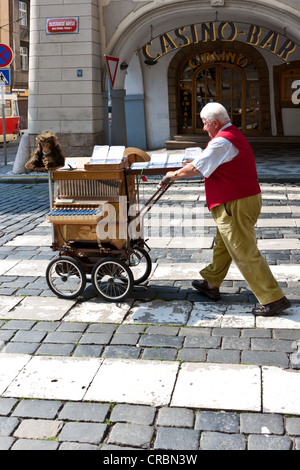 Musicien de la ville avec une vieille orgue, Prague, République Tchèque, Europe Banque D'Images