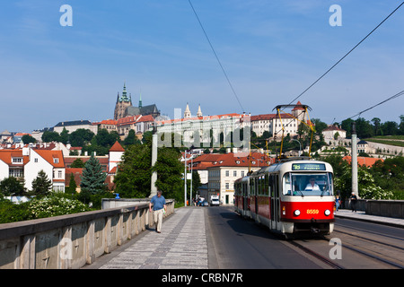 Vue d'un pont sur la Vltava, le château de Prague à l'arrière, la cathédrale Saint-Guy de Prague, Hradcany, quartier Banque D'Images