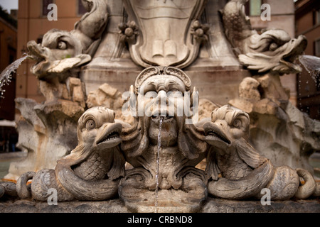 L'eau jaillissant de la tête, détail de la fontaine avec l'obélisque de la Piazza della Rotonda en face du Panthéon dans e, Latium Banque D'Images