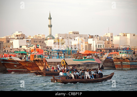 Abra, un traversier de passagers arabe traditionnelle, la Crique de Dubaï, Dubaï, Émirats arabes unis, au Moyen-Orient, en Asie Banque D'Images