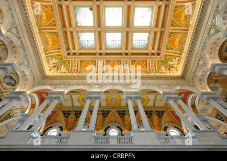 Magnifique plafond de verre avec la peinture dans le grand hall d'entrée, la grande salle, le Jefferson Building, Bibliothèque du Congrès