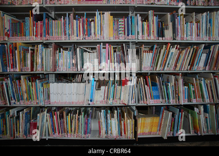 Bibliothèque publique des étagères pleines de livres de bibliothèque Banque D'Images