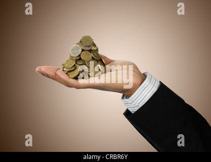 Businessman holding pile de pièces en euro Banque D'Images