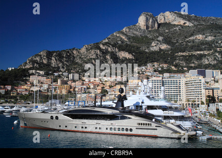 Yacht à moteur en DB9 Le port de Cap d'Ail, près de Monaco, Alpes Maritimes, Provence-Alpes-Côte d'Azur, France Banque D'Images